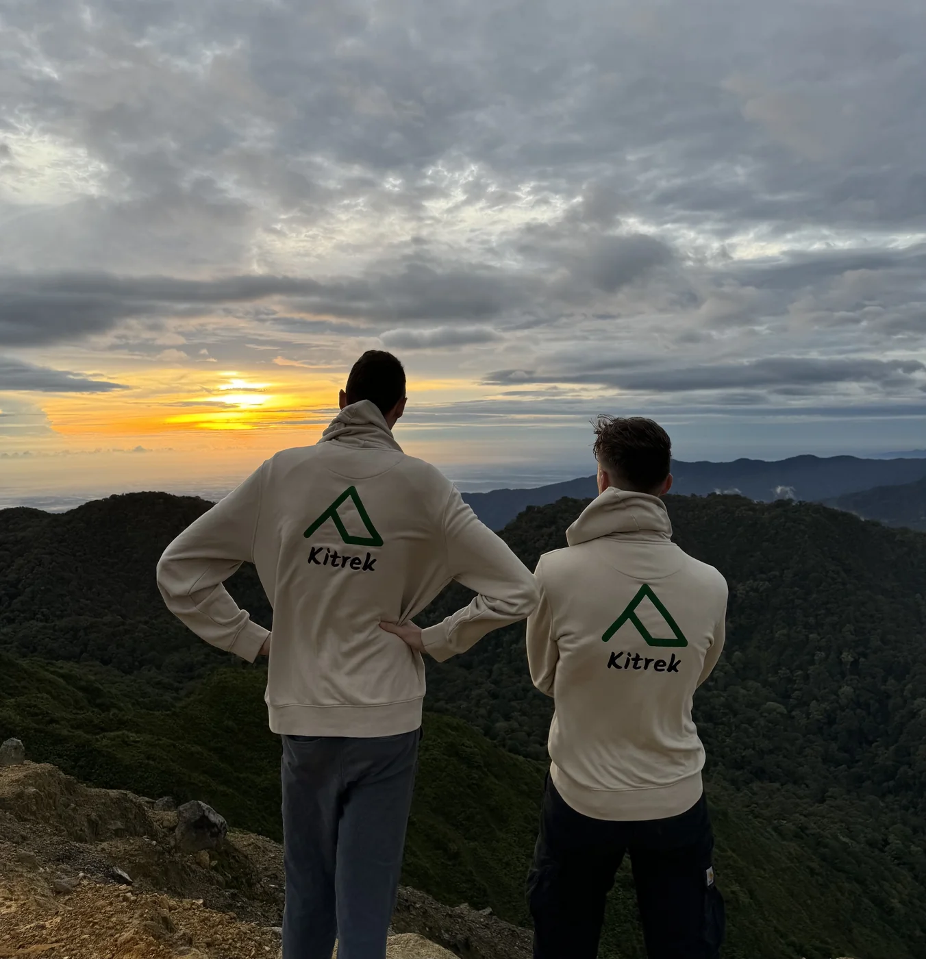 Deux membres de l’équipe Kitrek face à un coucher de soleil